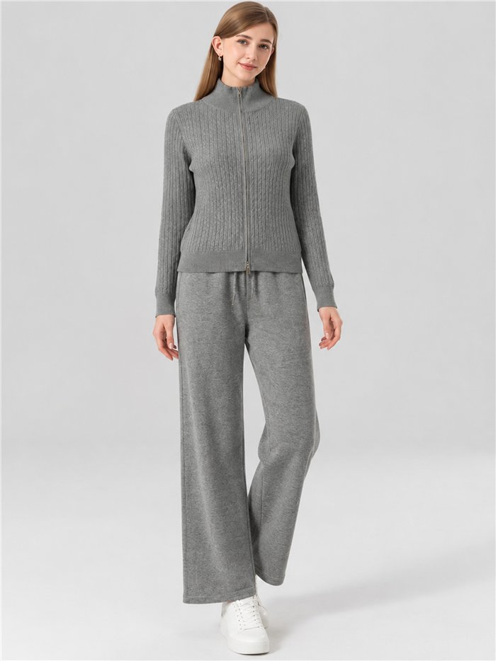 Conjunto chaqueta de punto cuello alto y pantalón
