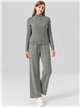 Conjunto chaqueta de punto cuello alto y pantalón