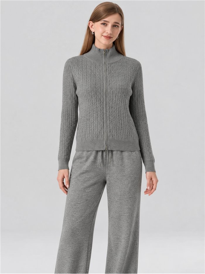 Conjunto chaqueta de punto cuello alto y pantalón