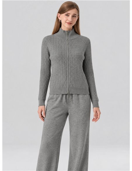 Conjunto chaqueta de punto cuello alto y pantalón