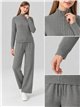 Conjunto chaqueta de punto cuello alto y pantalón