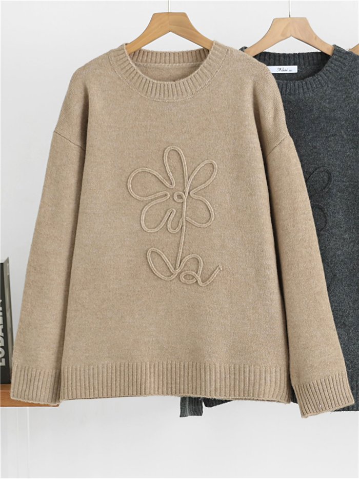 Pull tricoté à fleurs brodées