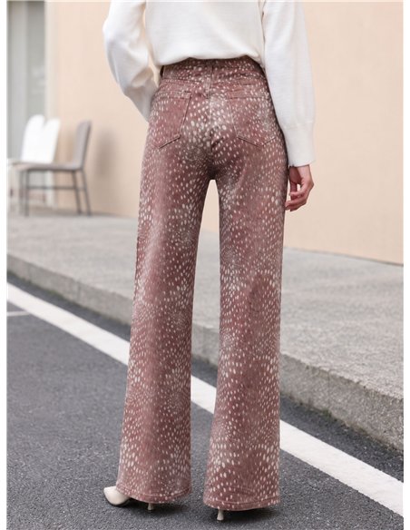 calça jeans de perna larga com estampa animal