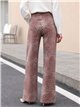 calça jeans de perna larga com estampa animal