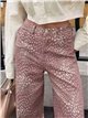 calça jeans de perna larga com estampa animal