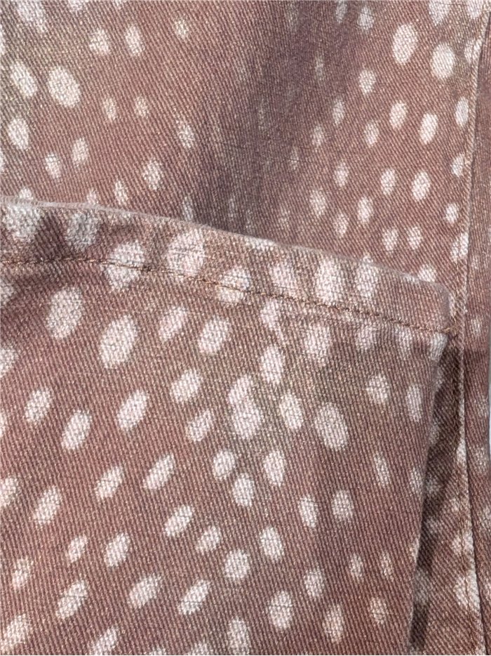 calça jeans de perna larga com estampa animal