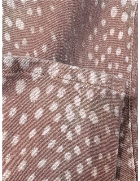 calça jeans de perna larga com estampa animal