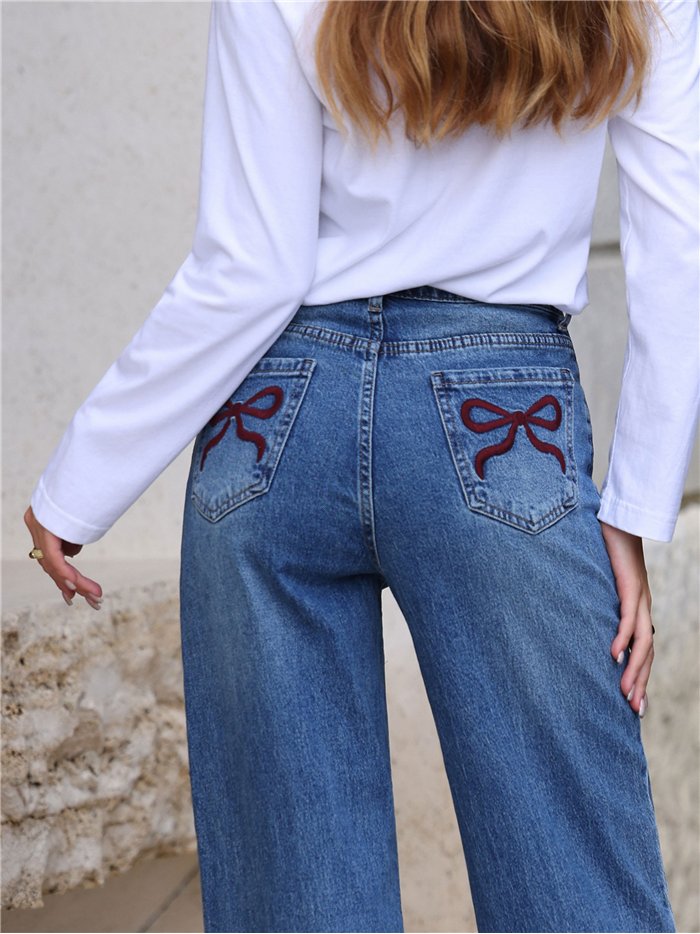 Jeans wide leg con lazos bordados