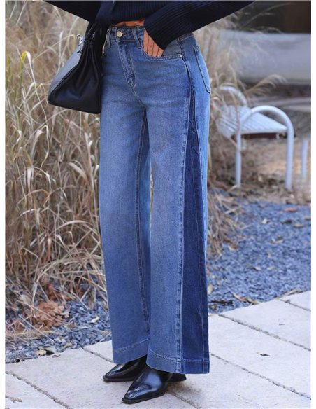 Calça jeans de perna larga com costura frontal contrastante.