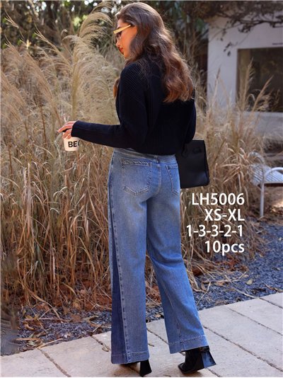 Calça jeans de perna larga com costura frontal contrastante. 2