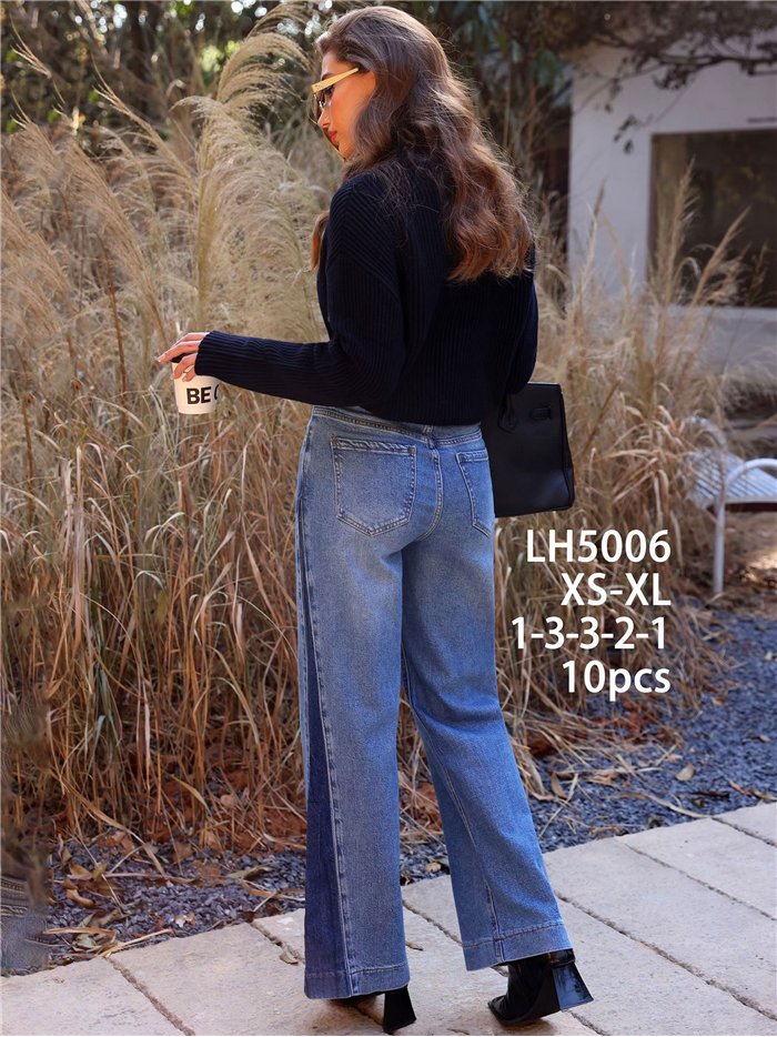 Calça jeans de perna larga com costura frontal contrastante.