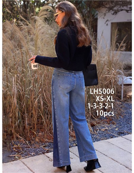 Calça jeans de perna larga com costura frontal contrastante.