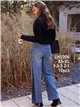 Calça jeans de perna larga com costura frontal contrastante.