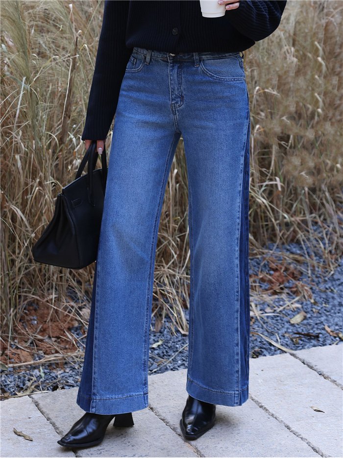 Calça jeans de perna larga com costura frontal contrastante.