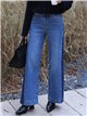 Calça jeans de perna larga com costura frontal contrastante.