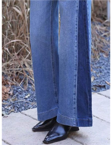 Calça jeans de perna larga com costura frontal contrastante.