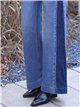 Calça jeans de perna larga com costura frontal contrastante.