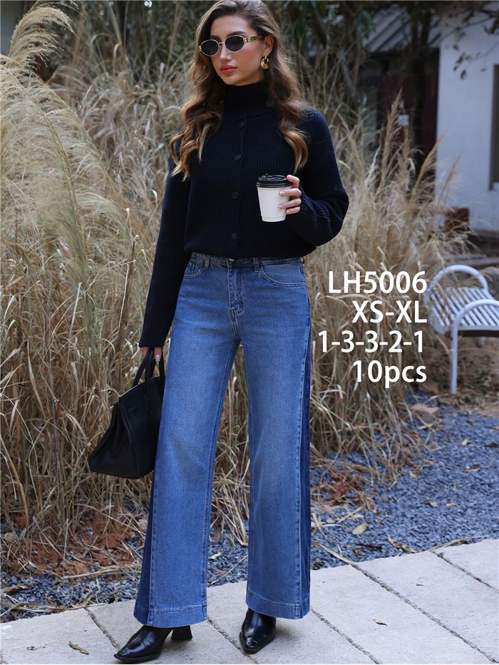 Calça jeans de perna larga com costura frontal contrastante.