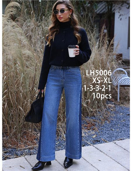 Calça jeans de perna larga com costura frontal contrastante.