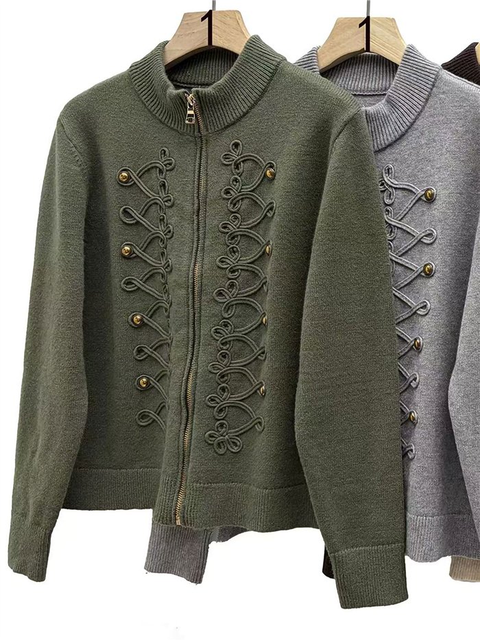 Cardigã de tricô estilo militar com fecho de rã.