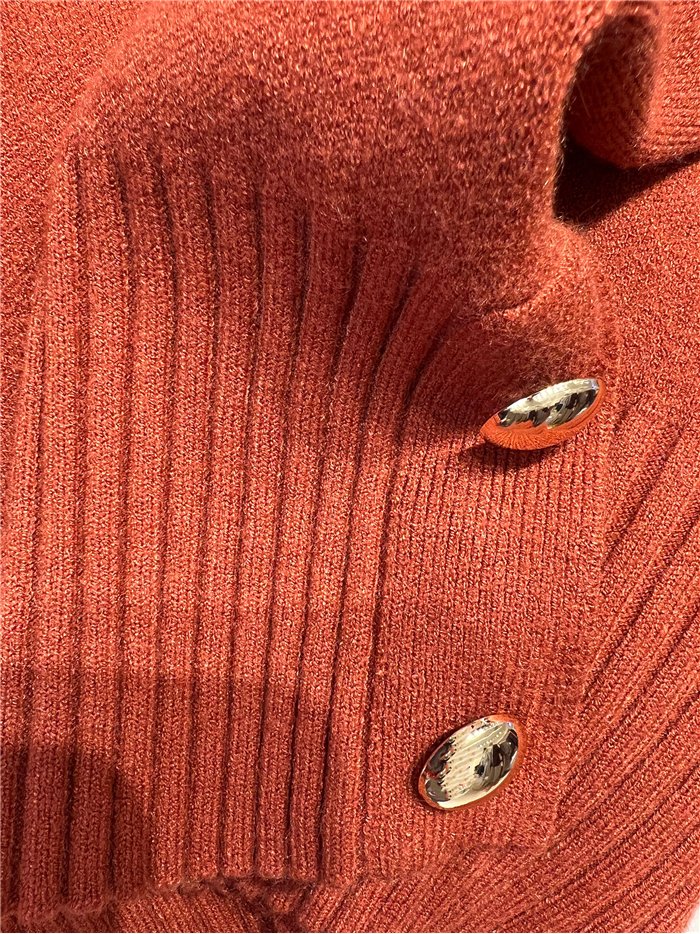 Rollkragenpullover mit seitlichen Knöpfen