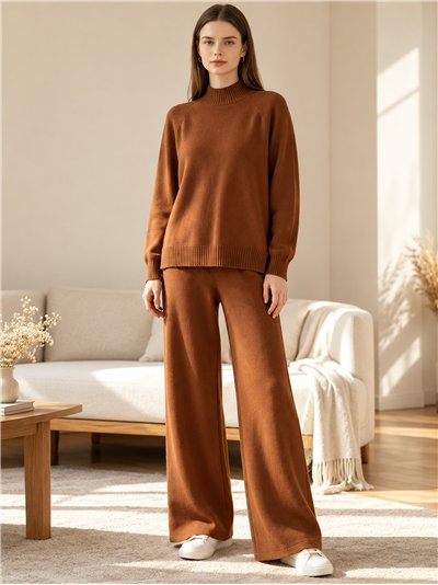 Conjunto jersey cuello alto y pantalón
