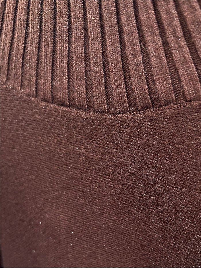 Conjunto jersey cuello alto bajo desflecado y pantalón