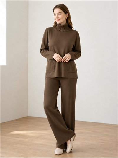 Conjunto jersey cuello alto con bolsillos y pantalón
