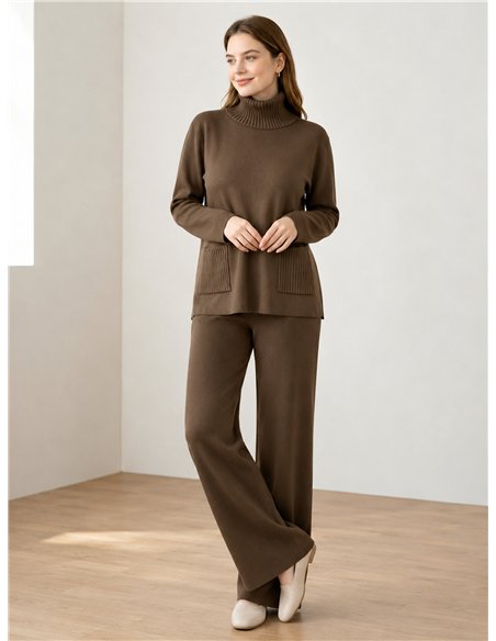 Conjunto jersey cuello alto con bolsillos y pantalón