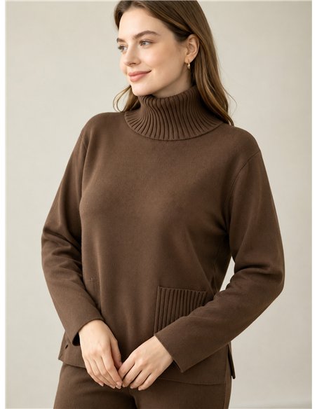 Conjunto jersey cuello alto con bolsillos y pantalón