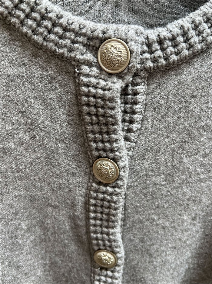 Conjunto de cardigã e saia midi
