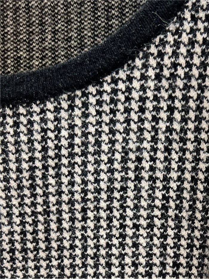 Zweifarbiger Pullover mit kontrastierender Borte