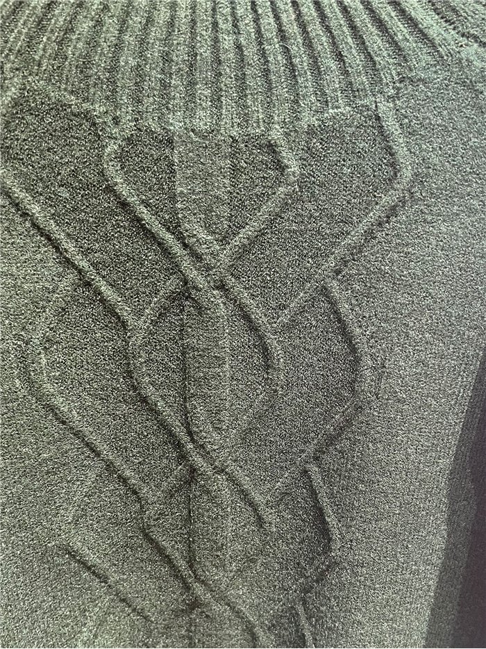 Maglione a collo alto con treccia centrale