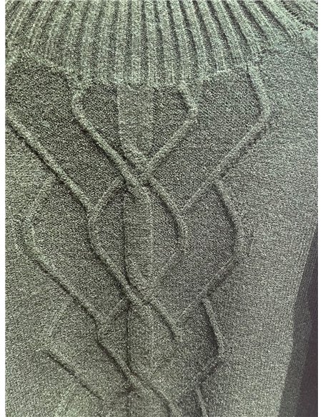 Maglione a collo alto con treccia centrale