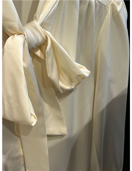 Blusa satinada con lazada