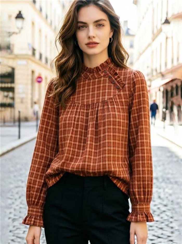 Blusa de cuadros con cuello volante