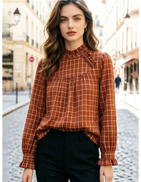 Blusa de cuadros con cuello volante