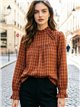 Blusa de cuadros con cuello volante