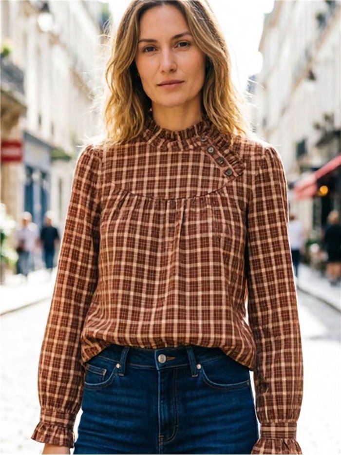 Blusa de cuadros con cuello volante