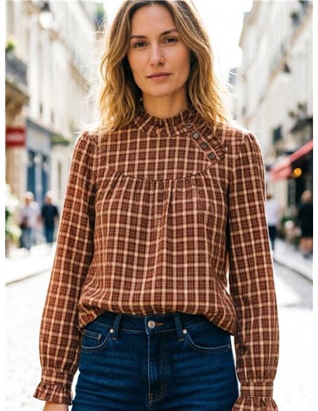 Blusa de cuadros con cuello volante