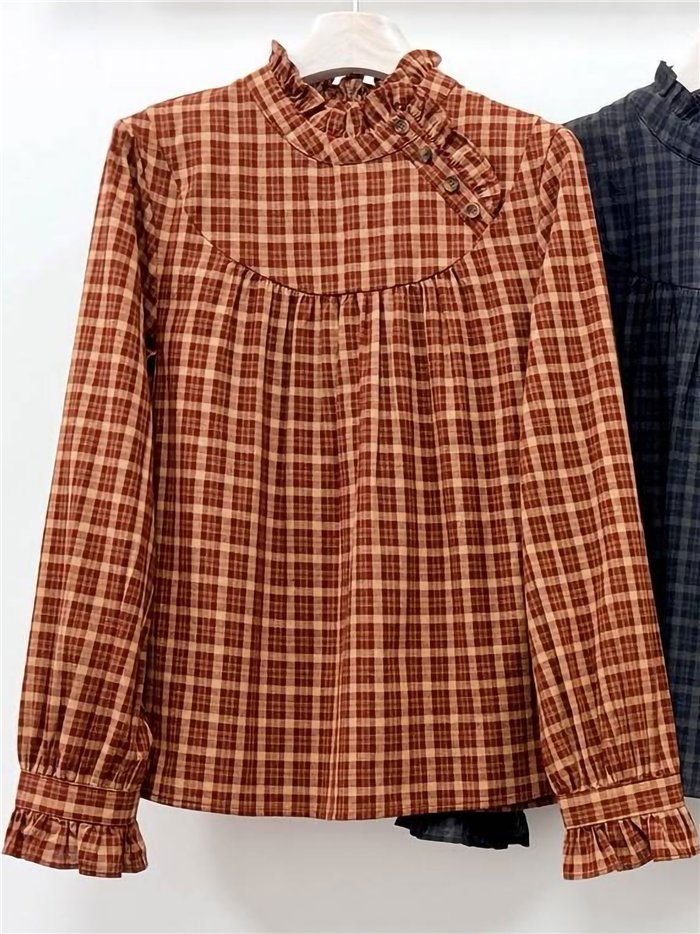 Blusa de cuadros con cuello volante