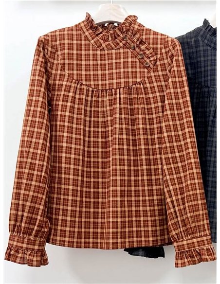 Blusa de cuadros con cuello volante