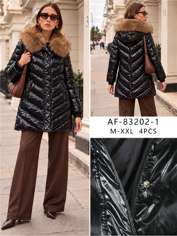 Anorak amplio acharolado water repellent cuello pelo