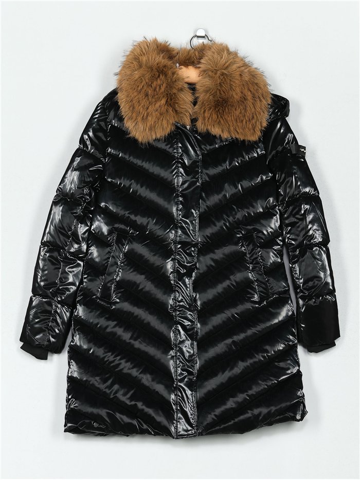Anorak amplio acharolado water repellent cuello pelo