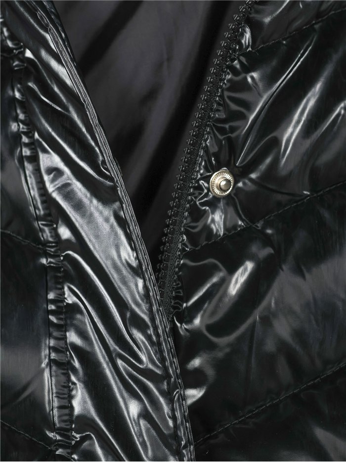 Anorak amplio acharolado water repellent cuello pelo
