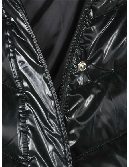 Anorak amplio acharolado water repellent cuello pelo
