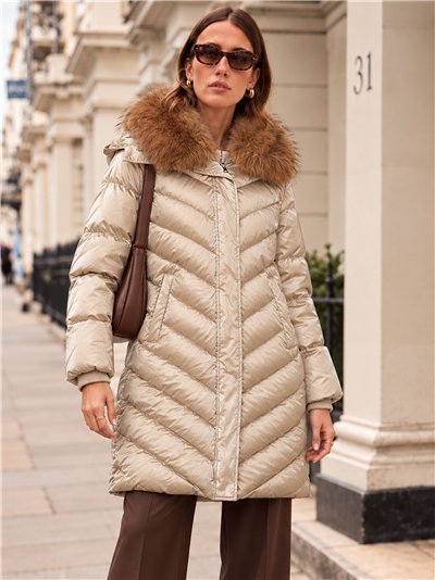 Anorak amplio acharolado water repellent cuello pelo