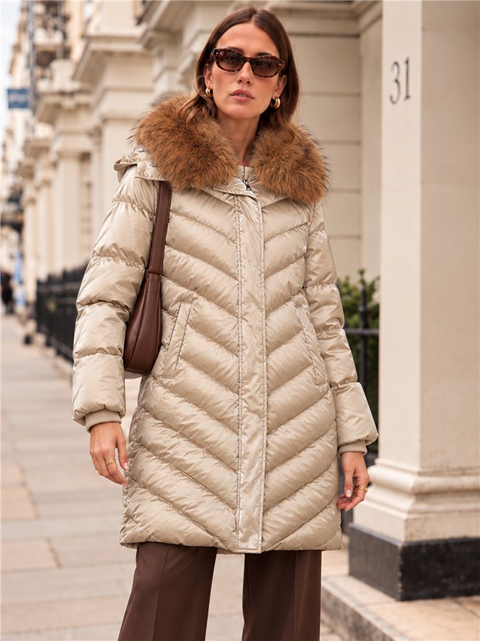 Anorak amplio acharolado water repellent cuello pelo