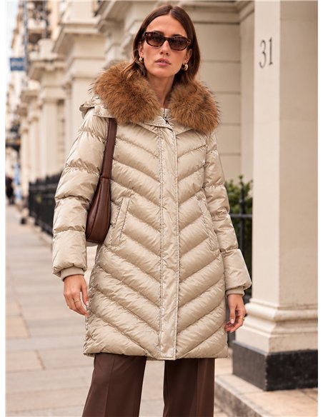 Anorak amplio acharolado water repellent cuello pelo