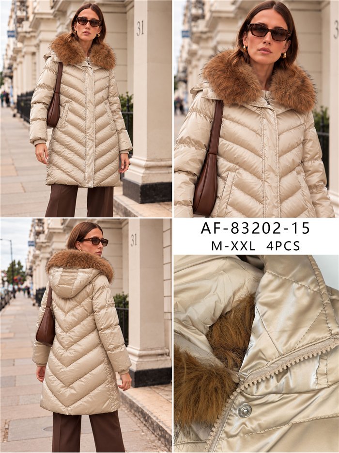 Anorak amplio acharolado water repellent cuello pelo